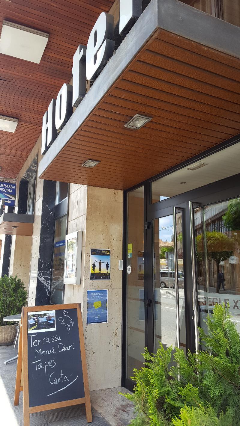 Hotel Segle XX Трем Екстер'єр фото